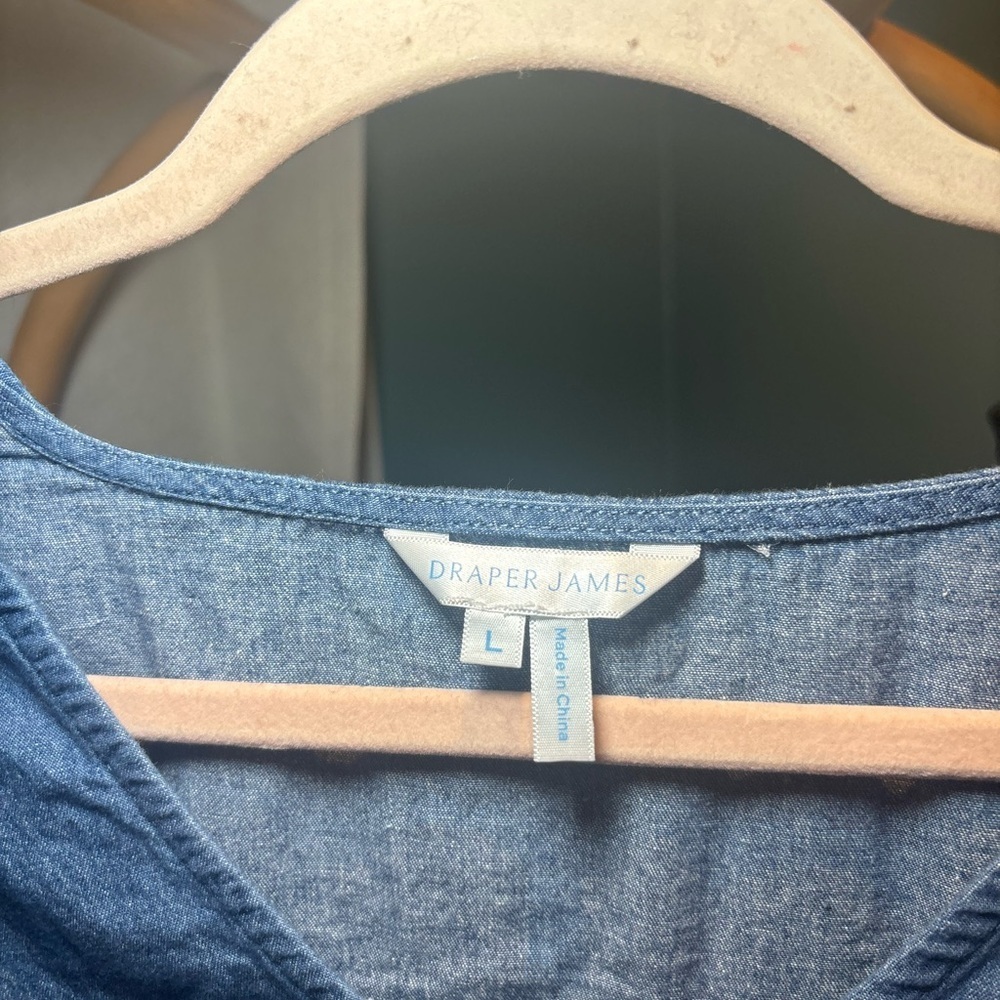 Draper James Heidi V Neck‎ Top In Chambray- Puff Sleeve Blouse - Picture 2 of 6
